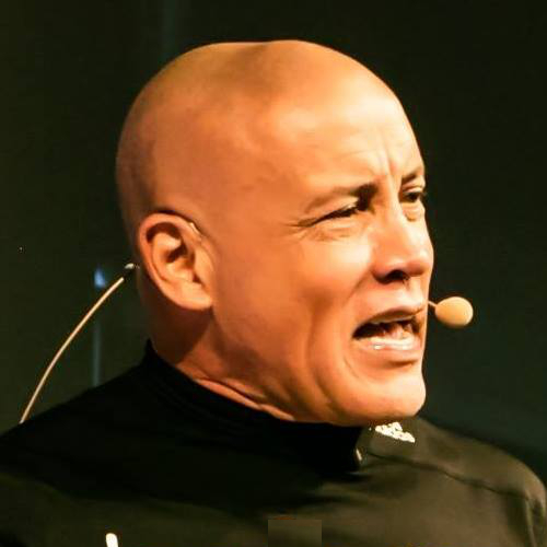 Dr. Roy Martina, Mann mit Mikrofon beim Vortrag über High Frequency