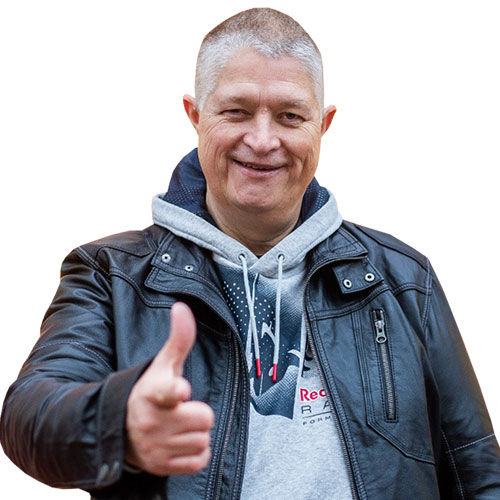 Joschi Haunsperger, Mann mit grauen Haaren zeigt Daumen hoch