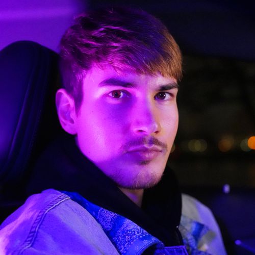 Porträt von Marvin Alberg mit violetter Neonbeleuchtung