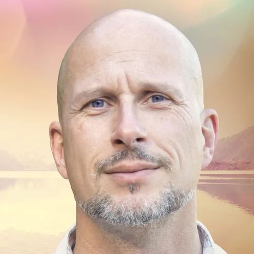 Porträtfoto von Andreas Goldemann mit abstraktem Farbverlauf-Hintergrund
