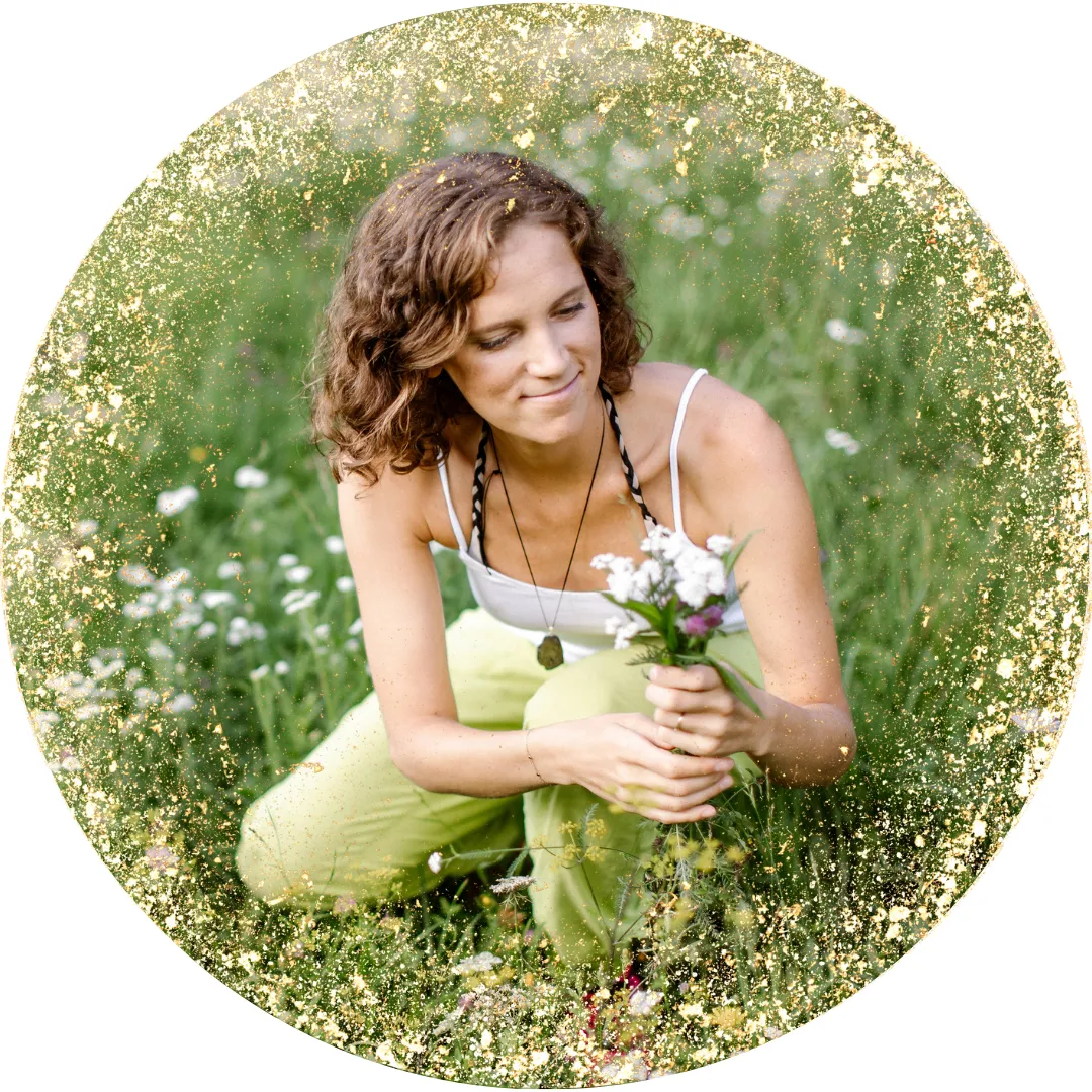 Frau mit braunen lockigen Haaren sitzt auf Wiese mit Blumen, hält Wildkräuter, Glitterrahmen