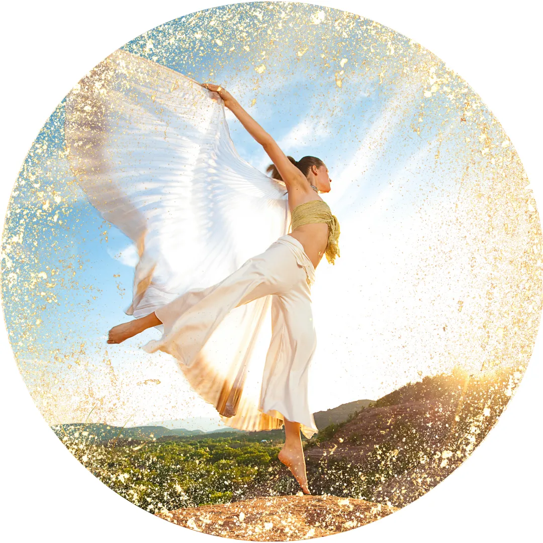 Frau in Weiß springt vor Berglandschaft mit Flügel, Glitterrahmen, Sedona-Szenerie