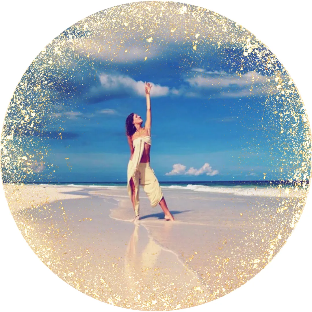 Frau in weißem Gewand macht Yoga-Pose am Strand mit goldener Glitter-Rahmung