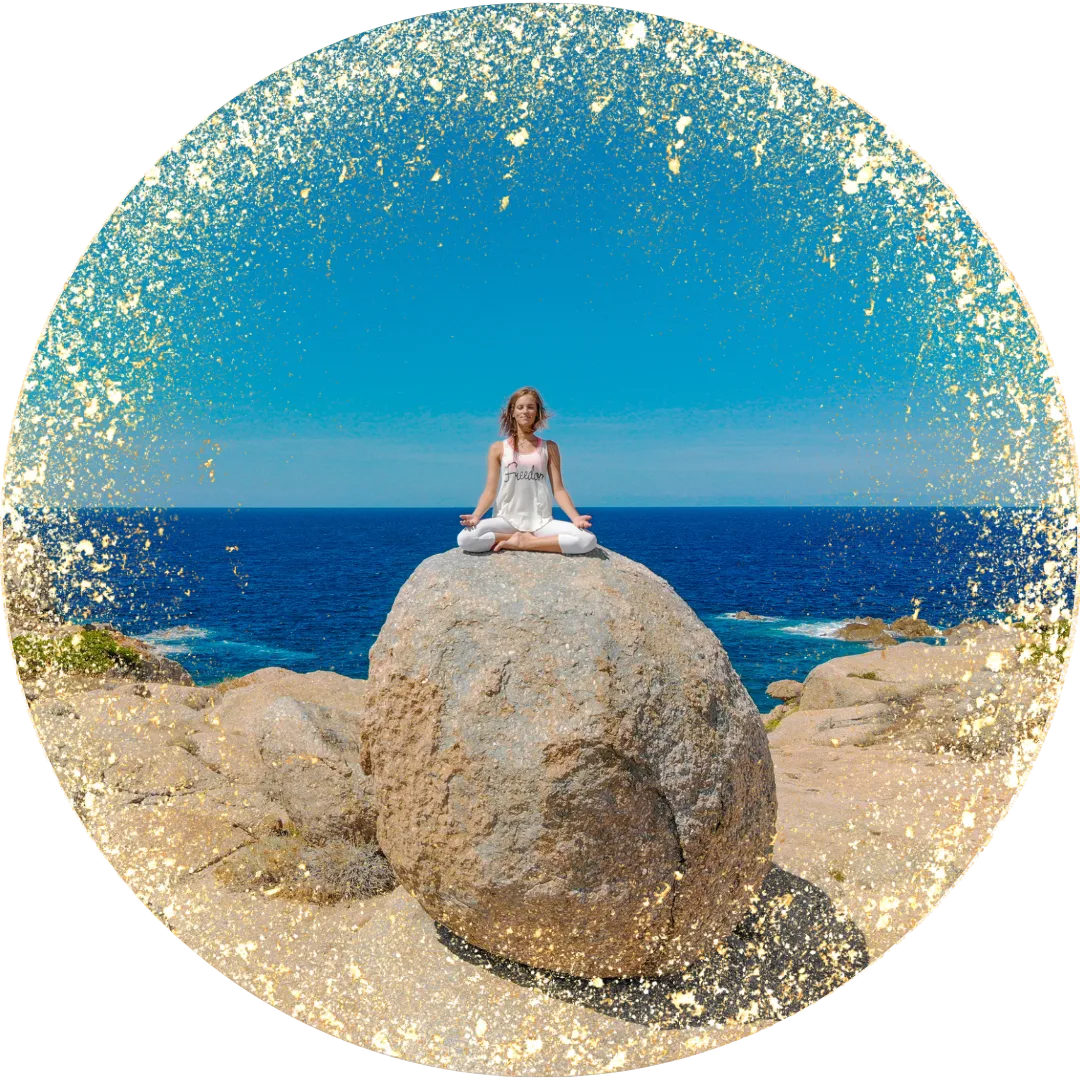 Frau in Yoga-Pose auf Felsen am Meer mit goldener Glitter-Rahmung