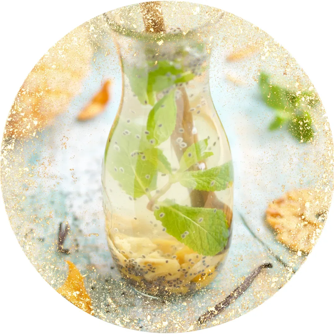 Glas mit Minz-Detox-Getränk auf Weiß mit Glittereffekt-Rahmen