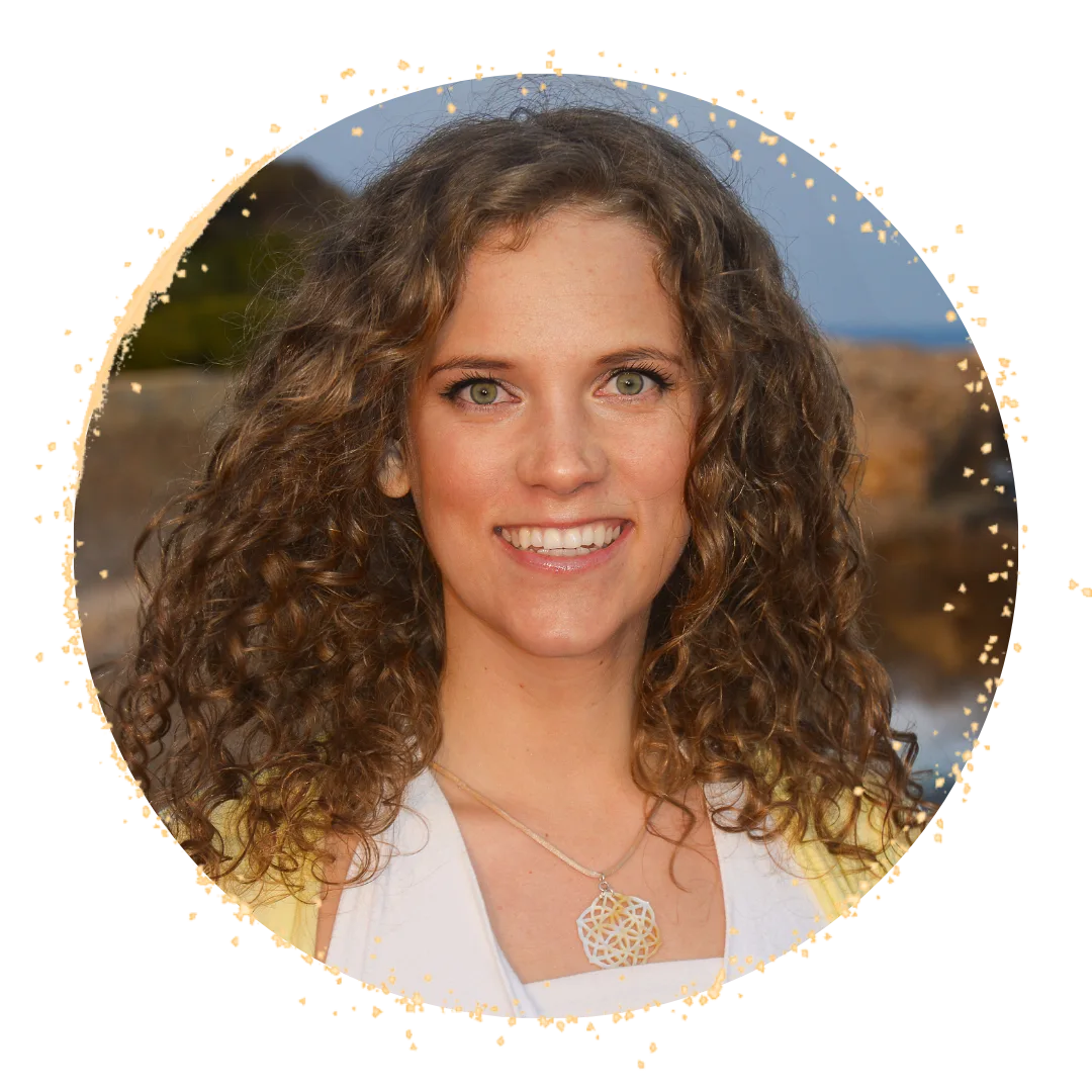 Porträt von Angelika Fürstler mit lockigem braunem Haar und goldener Halskette