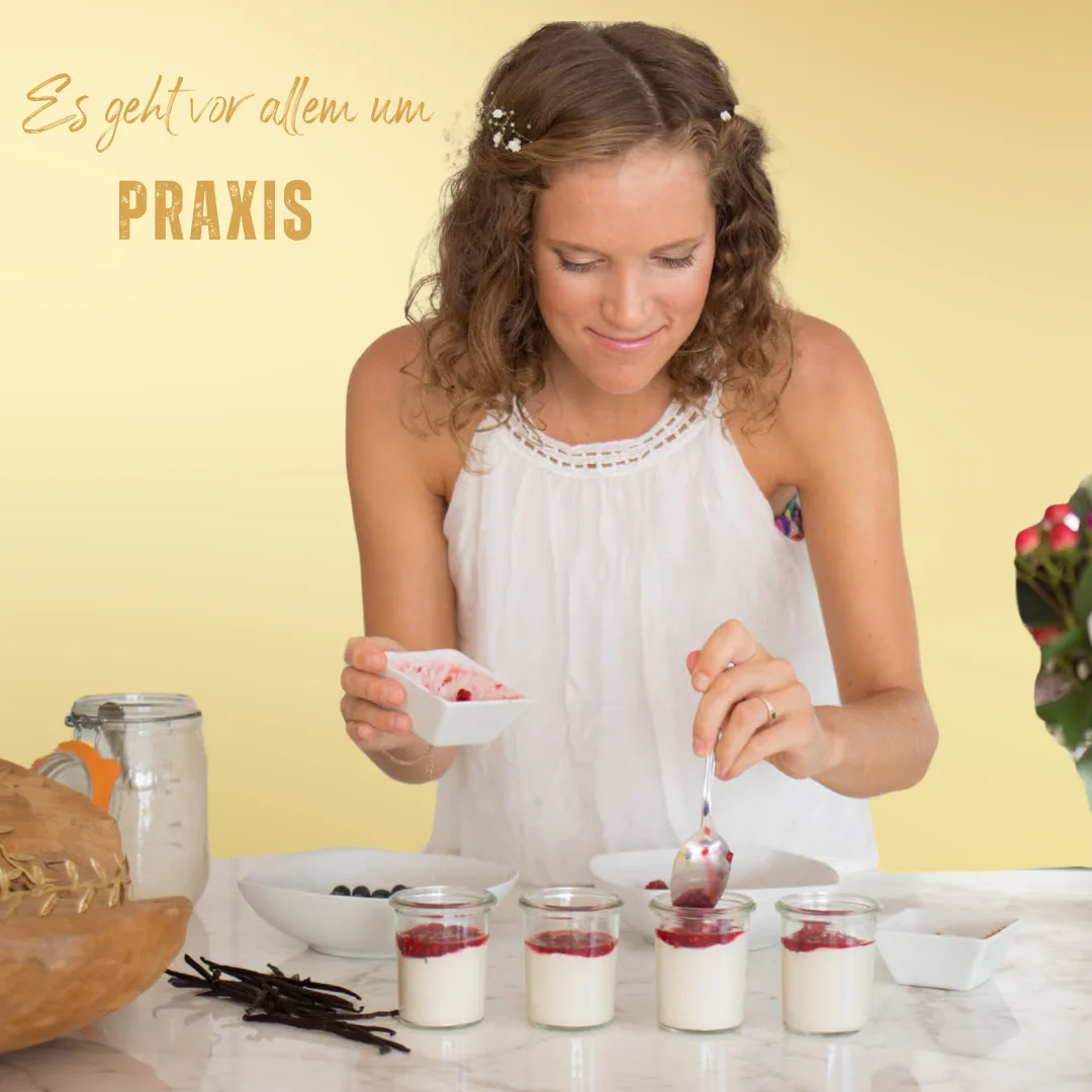 Frau bereitet Vanille-Jogurt-Parfaits zu mit Text Es geht vor allem um Praxis