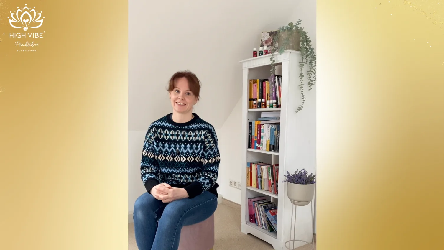Videostandbild einer Frau sitzend vor Bücherregal in Wohnzimmer