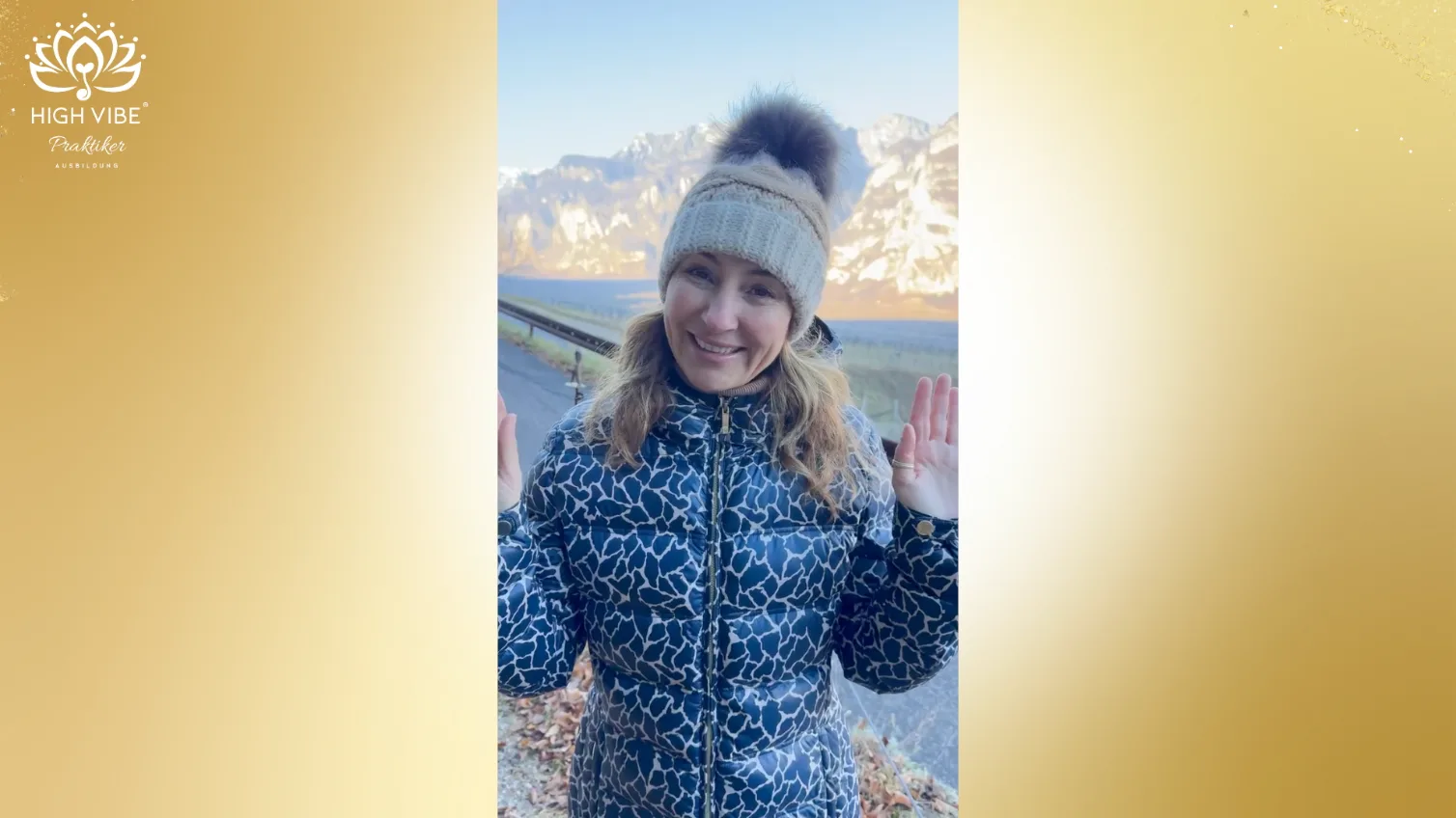 Videostandbild einer Frau in Winterkleidung mit Bergsee im Hintergrund