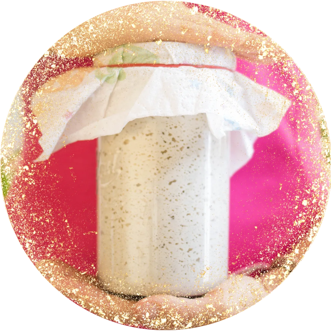 Weiße Creme oder Joghurt im Glas mit grünen Minzblättern, Glitterrahmen