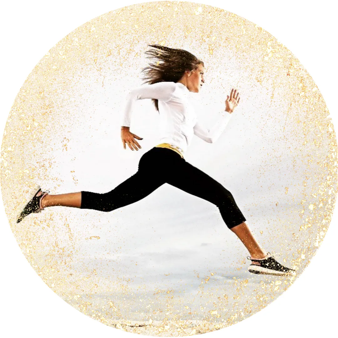 Frau in weißem Sport-Shirt und schwarzen Leggings springt dynamisch, Glitterrahmen