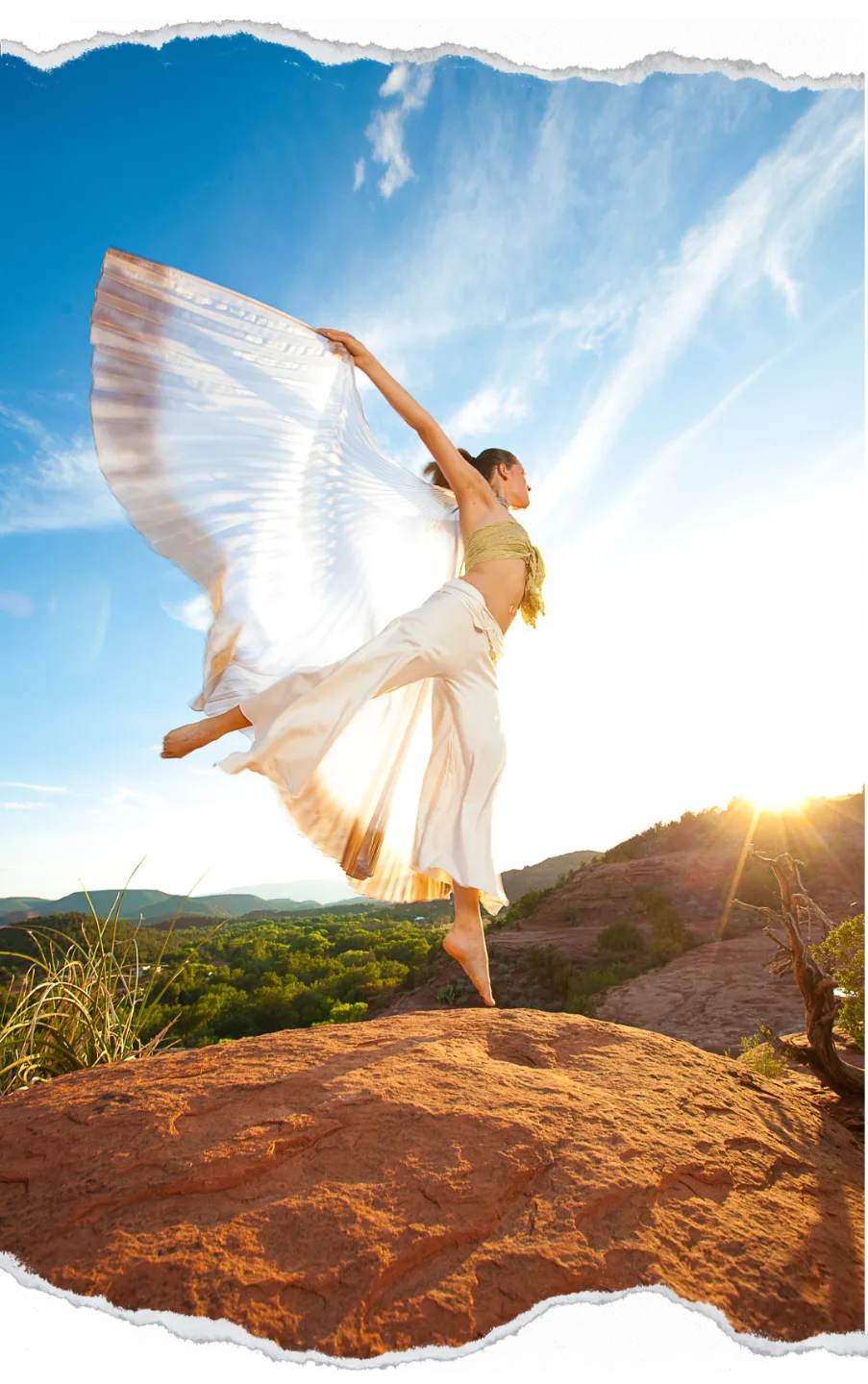Frau in Weiß mit Flügeln springt vor Sedona-Berglandschaft in die Höhe