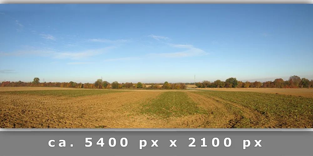 Landschafts-Hintergrund mit Ackerland, Horizont und blauem Himmel mit Wolken