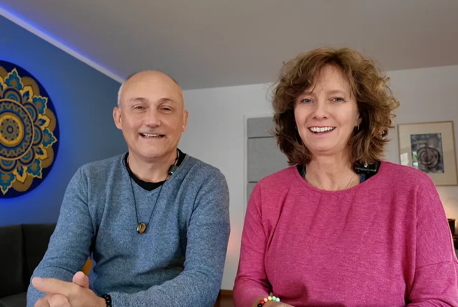 Uwe Mess und Patrizia, Gründer der Heilsam Leben Akademie, lächeln in die Kamera