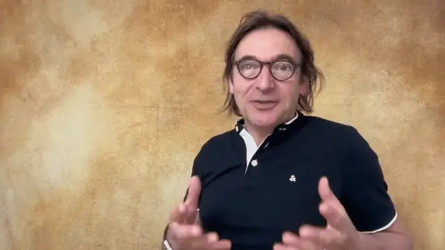 Ulrich Duprée mit Brille in schwarzem Poloshirt sprechend