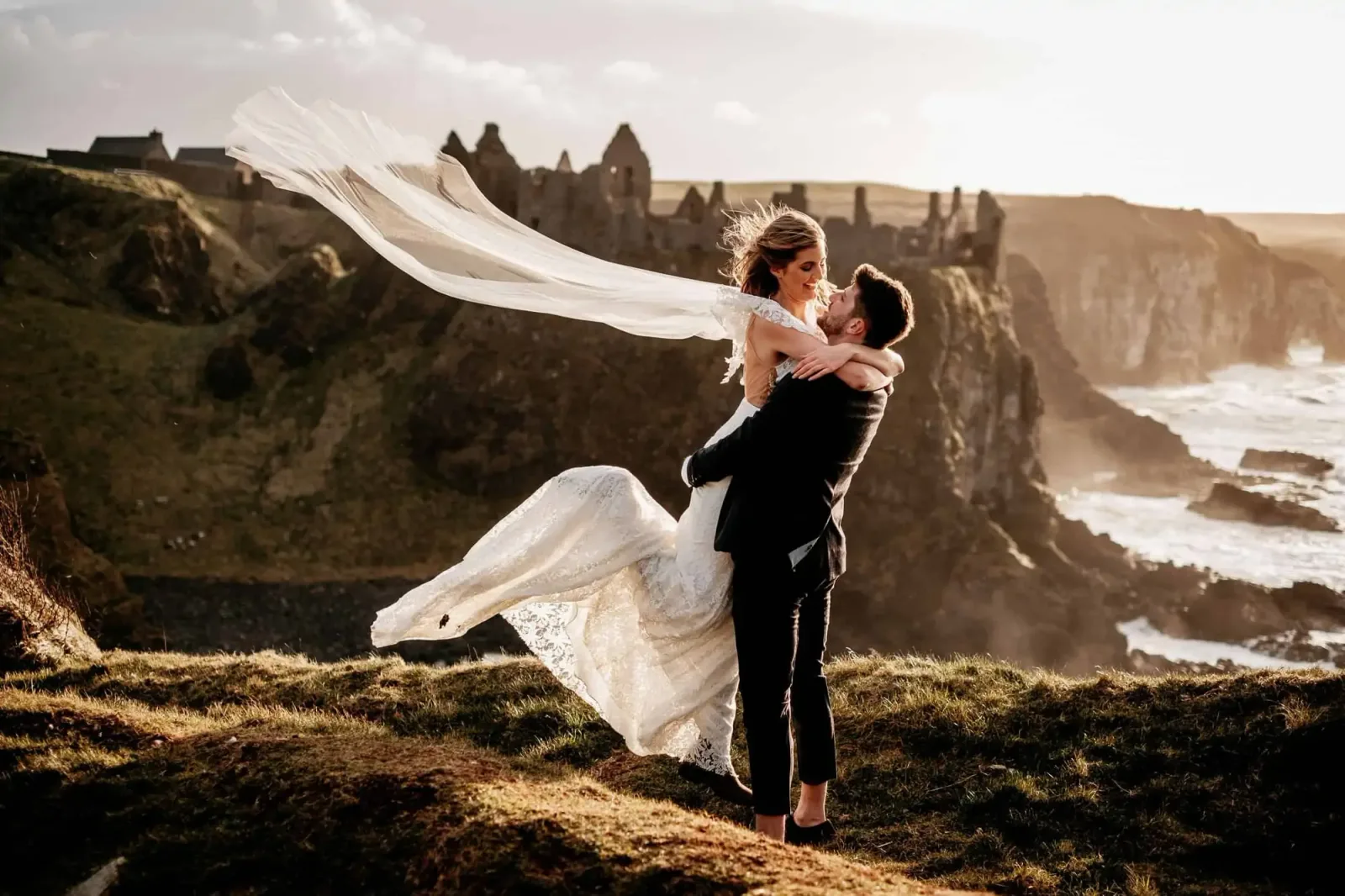 Brautpaar an Felsenküste mit wehendem Schleier, Hochzeitsfotografie Preset