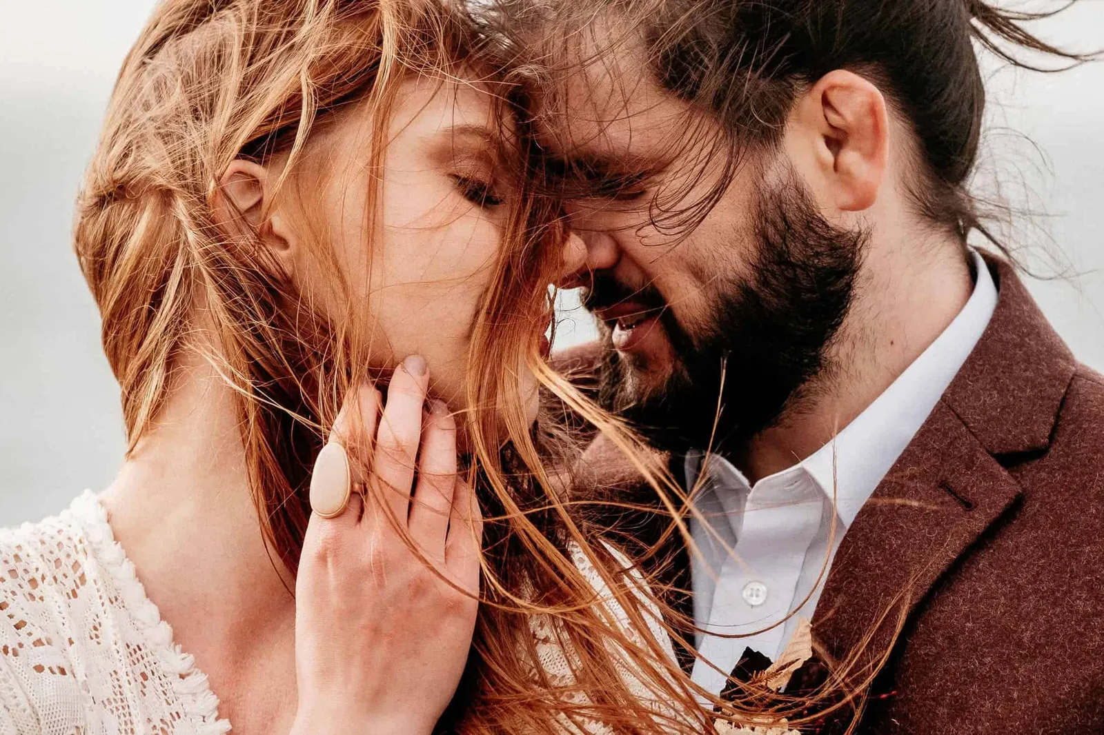 Brautpaar Nahaufnahme mit feuchten Haaren, emotionaler Moment, Hamburg Hochzeitsfotografie
