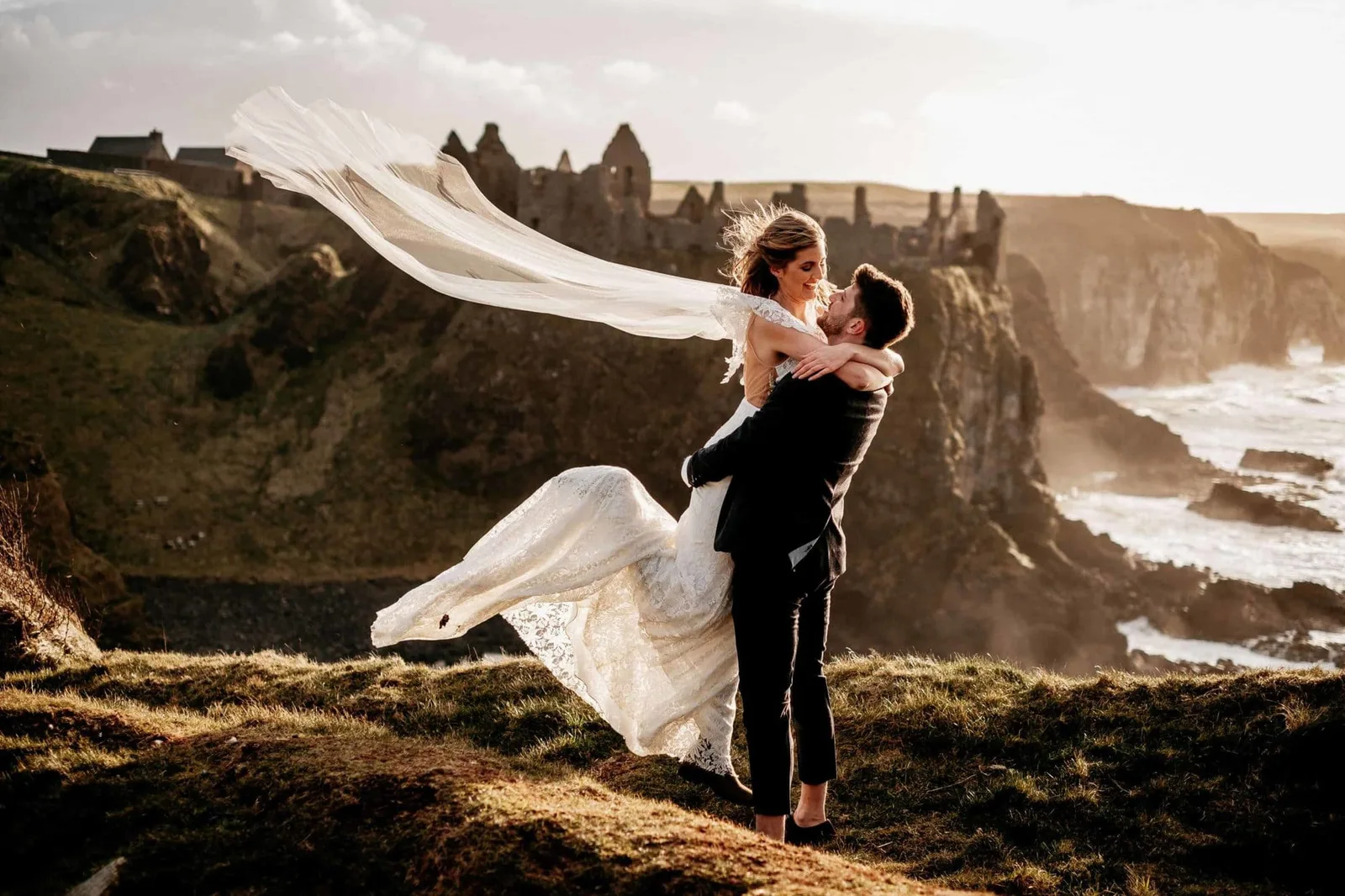 Brautpaar an Felsenküste mit fließendem Schleier, Hochzeitsfotografie Co. Presets
