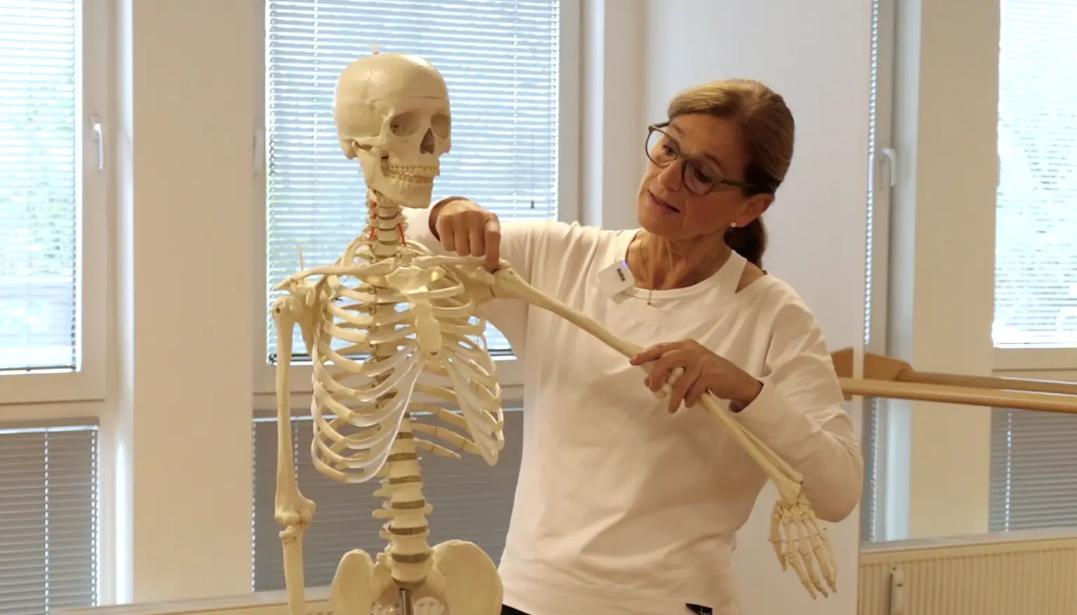 Kerstin Bredehorn demonstriert Skelett-Modell mit Schulter und Armknochen