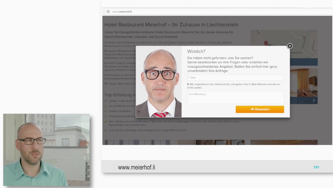 Mann mit Brille vor Hotel Meierhof Website mit Exit-Intent Lightbox und Kundenfoto