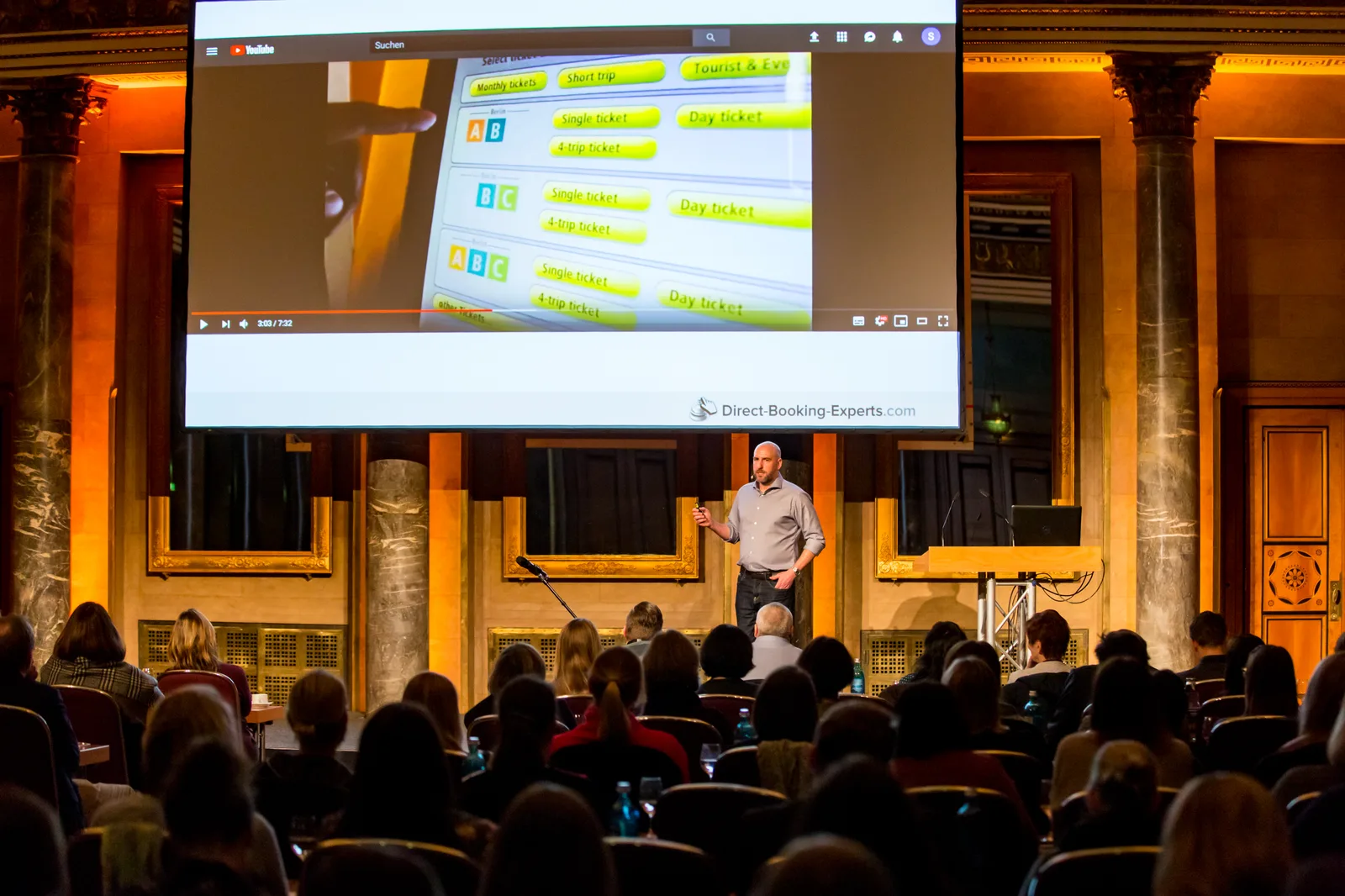 YouTube-Video über Ticketing-System auf Präsentationsbildschirm