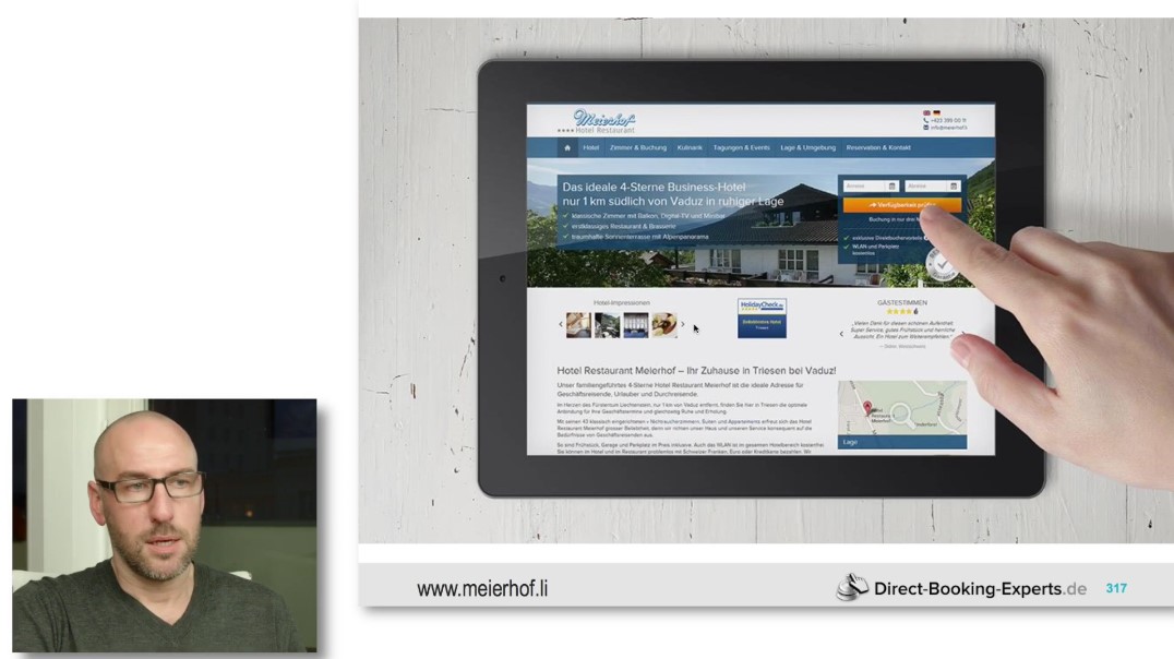 Hotelwebsites Tablet: Tablet-Ansicht der Meierhof Hotel Website mit responsivem Design, Hand deutet auf Booking-Button, Mann