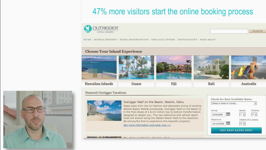 Mann mit Brille vor Outrigger Resorts Website mit Inselkategorien und Buchungsformular