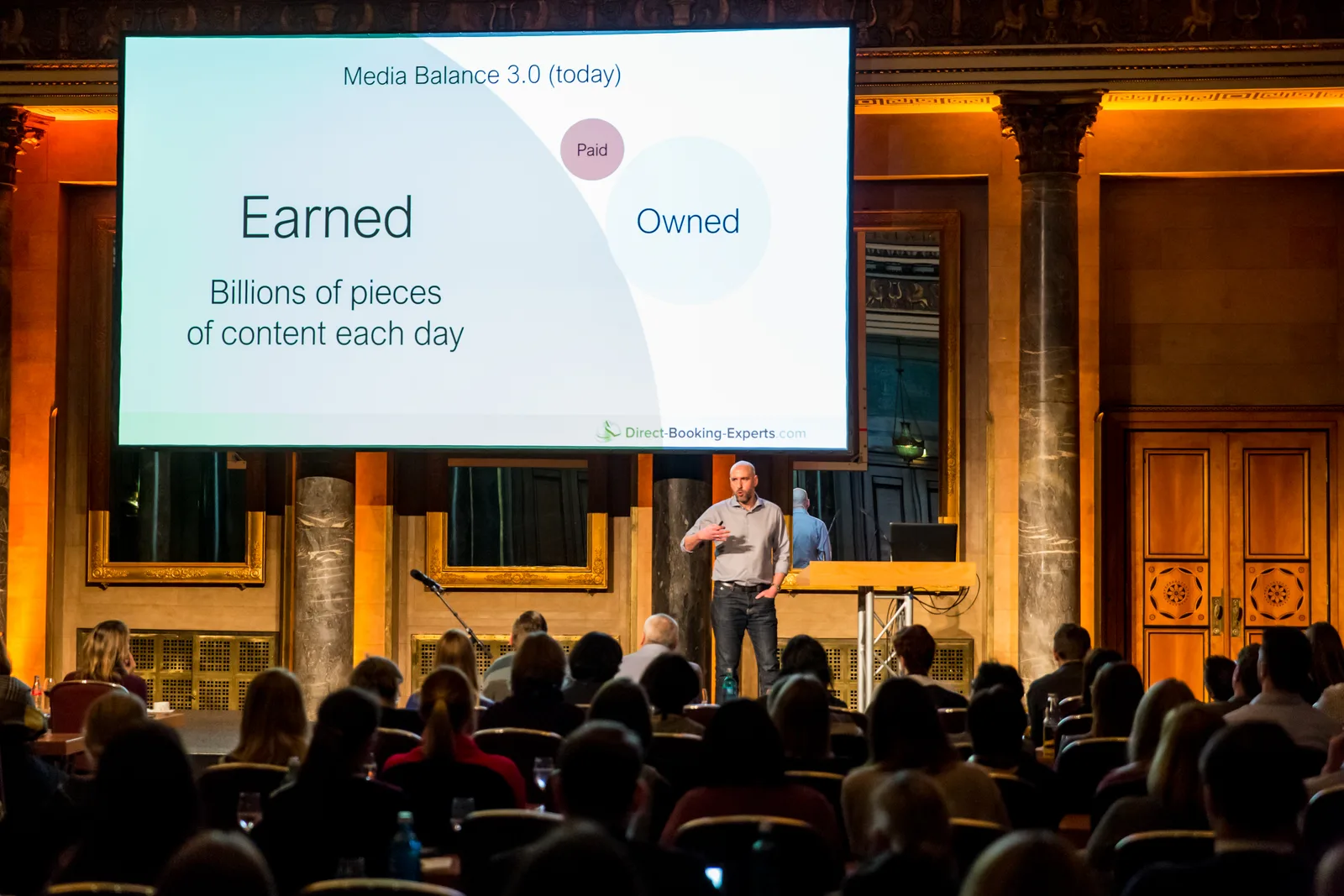 Präsentation Media Balance 3.0 mit Vortrag in elegantem Saal