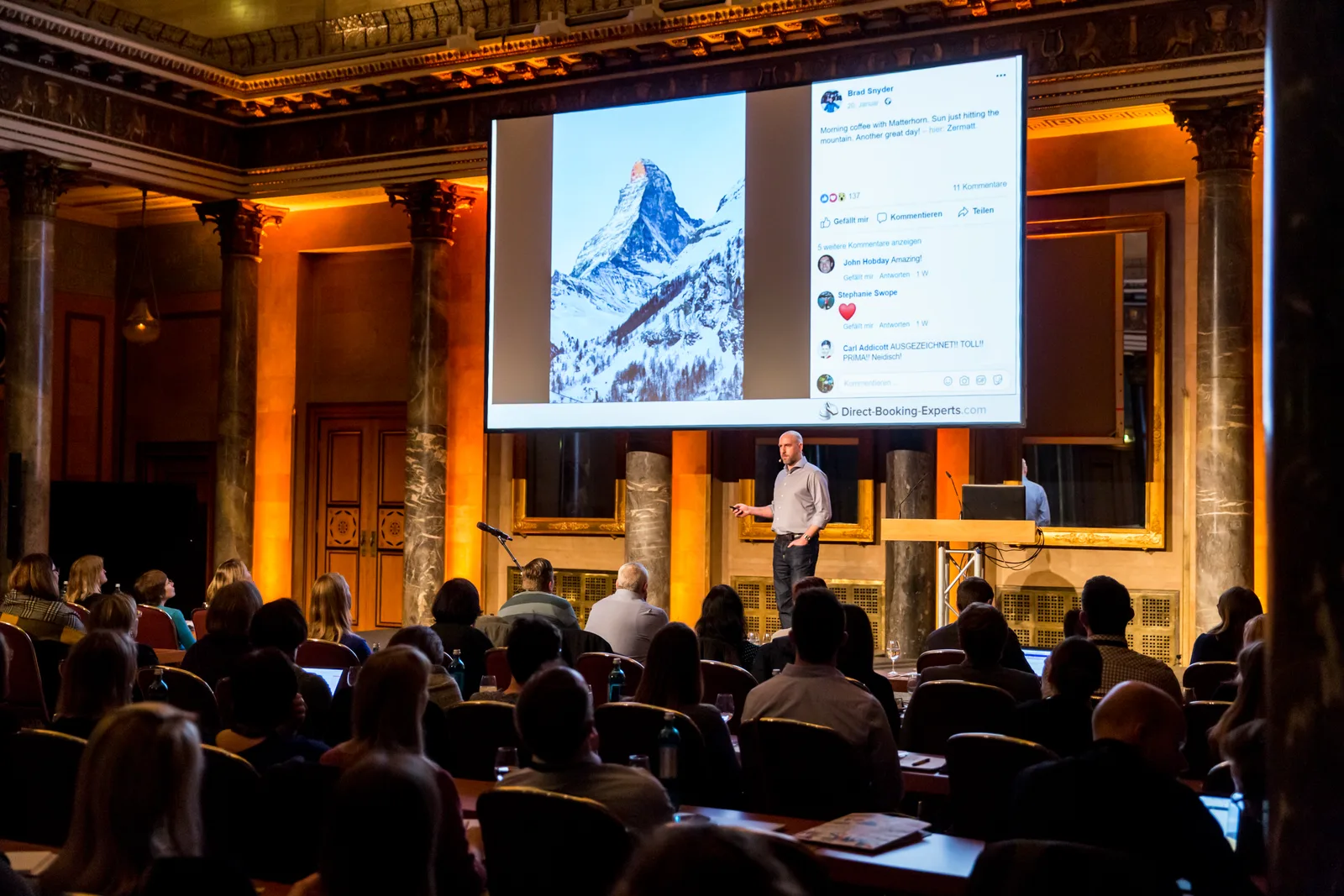 Präsentation mit Social-Media-Post und Bergbild auf Bildschirm