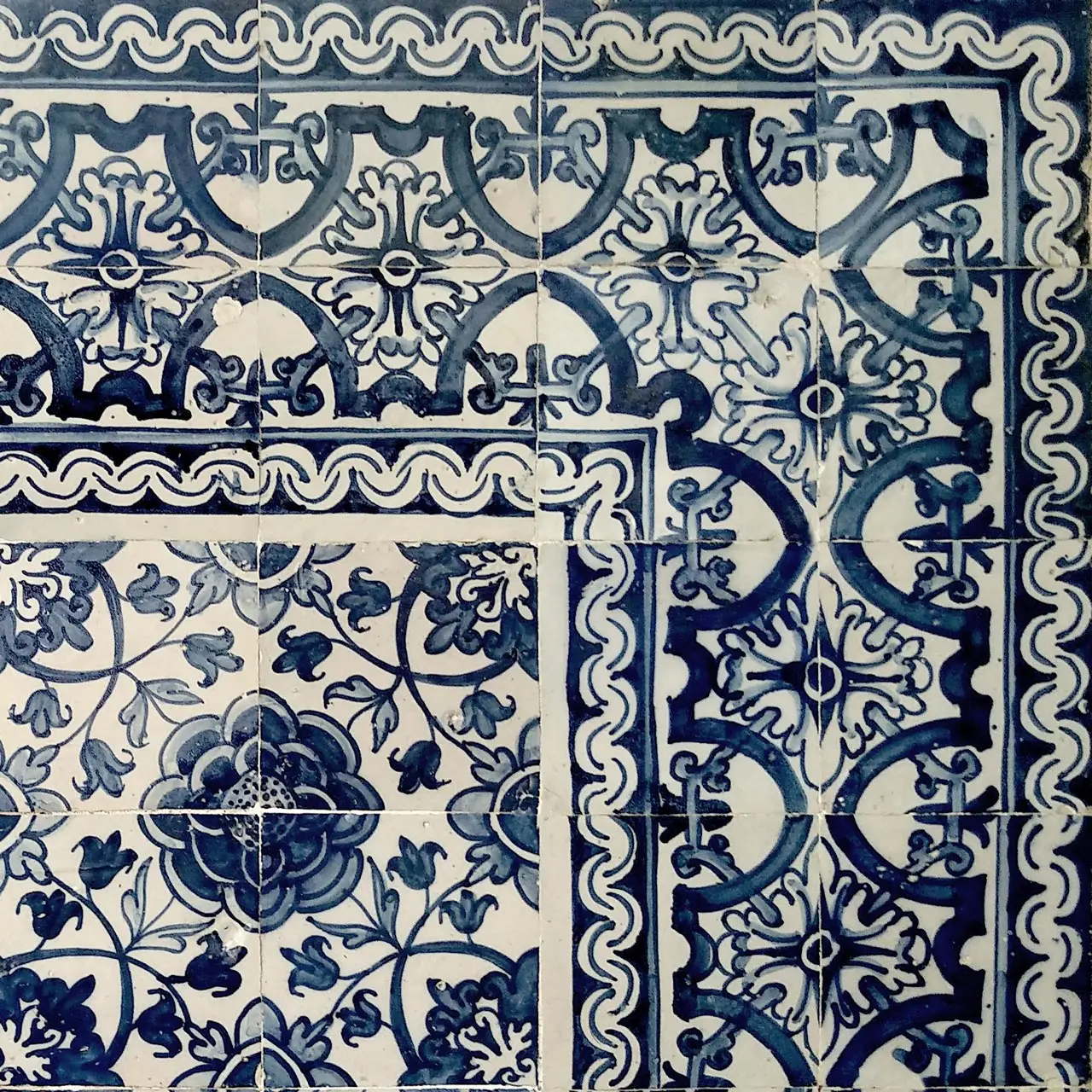 Blauweiße portugiesische Kacheln mit klassischen Ornamenten und floralen Mustern