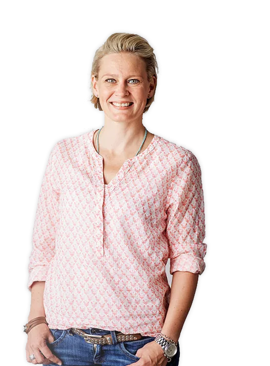 Porträt von Nicola Holder, Coach für Hochsensibilität und Hochbegabung in rosa gemustertem Shirt