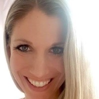 Porträt einer lächelnden blonden Frau mit warmer Ausstrahlung