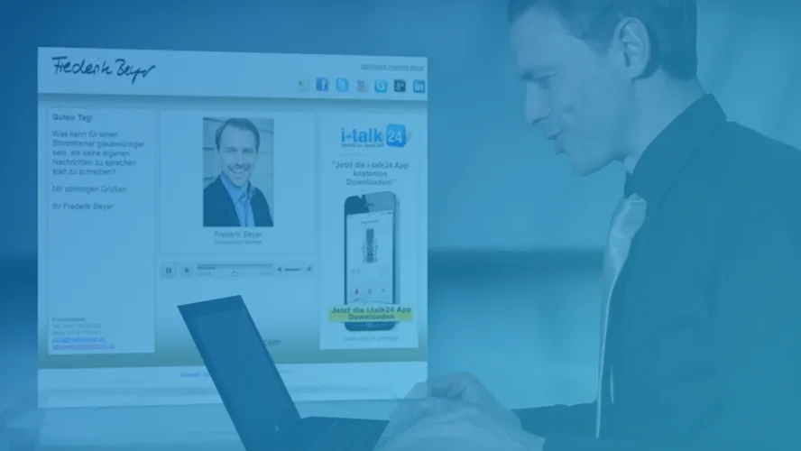 Mann mit Laptop vor Website-Mockup der i-talk24 Plattform mit Profilfotos