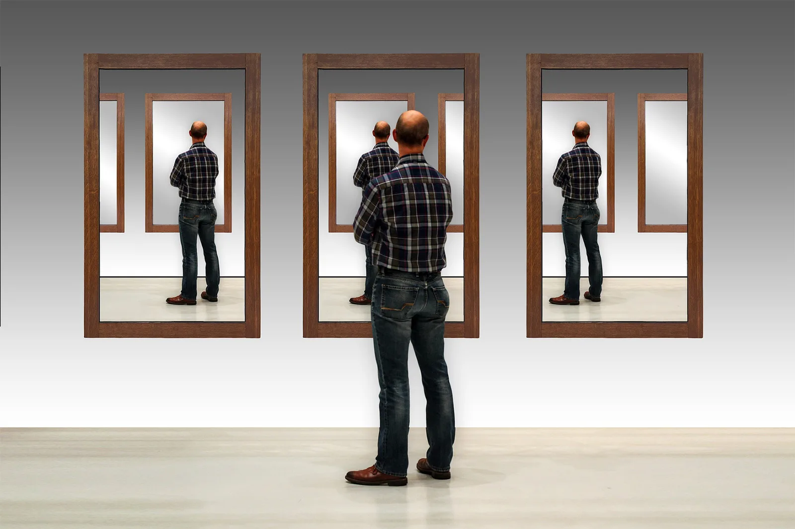 Ich bin – Audio-Meditation mit Affirmation von Karin Maria Zimmer 3 Mann in Flanellhemd vor drei Spiegeln mit Spiegelbildern