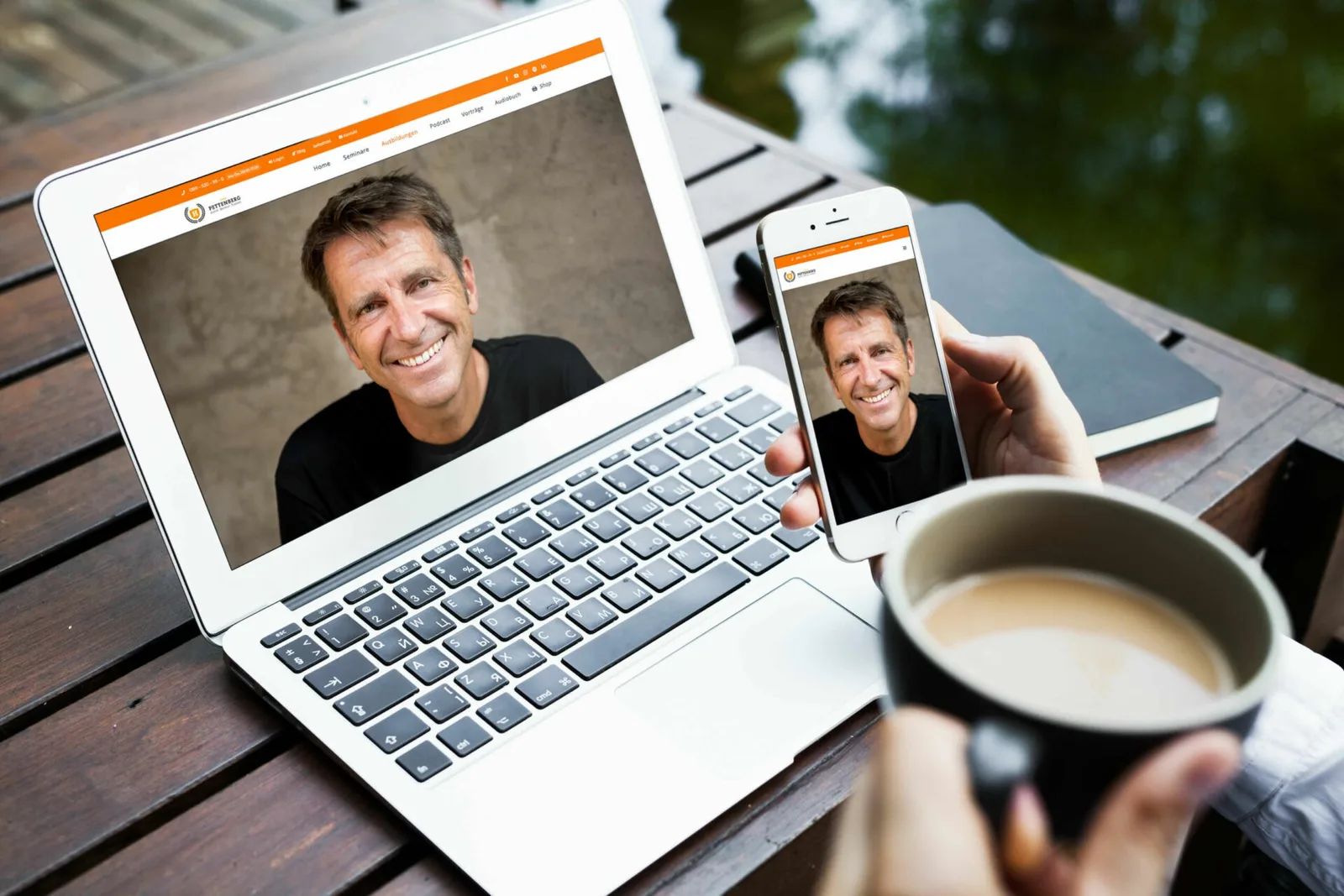 Website-Mockup auf Laptop und Smartphone zeigt Portrait von Uwe Pettenberg mit orangefarbenem Header-Streifen