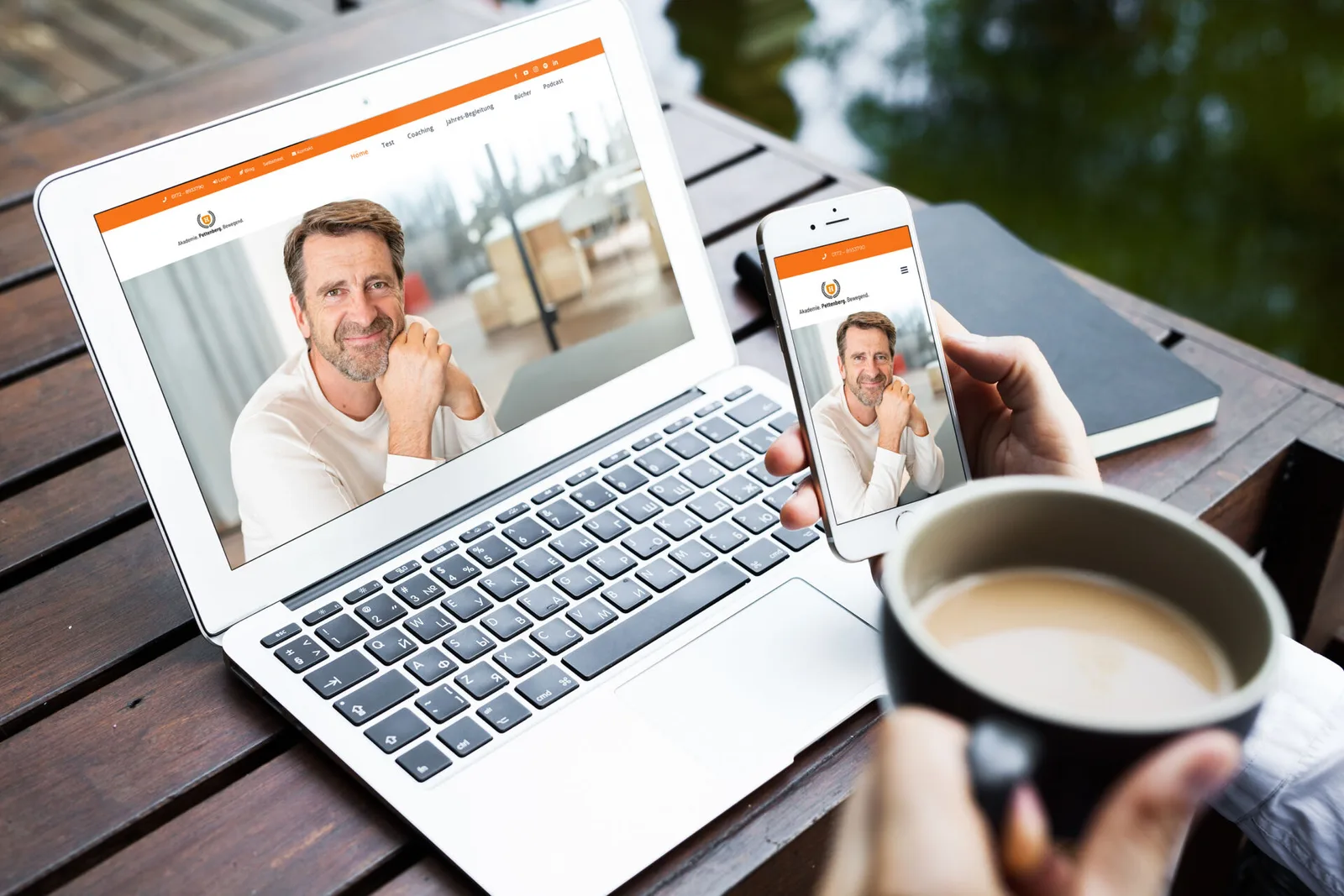 Responsive Website-Ansicht auf Laptop und Smartphone mit Portrait von Uwe Pettenberg in weißem Shirt vor unscharfem Hintergru