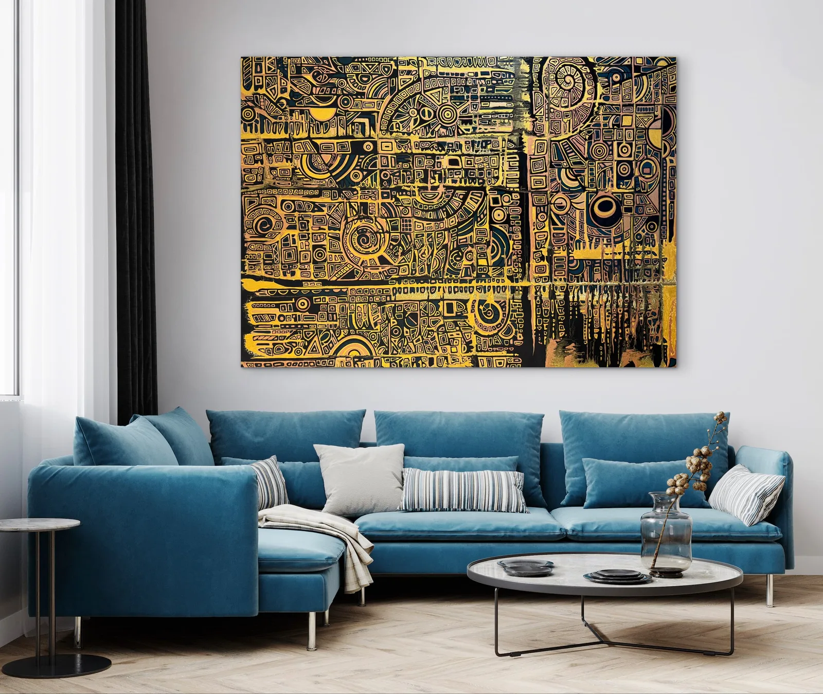 Abstrakte gold-schwarze Wandkunst mit geometrischen Mustern und Zahnrädern in modernem Wohnzimmer