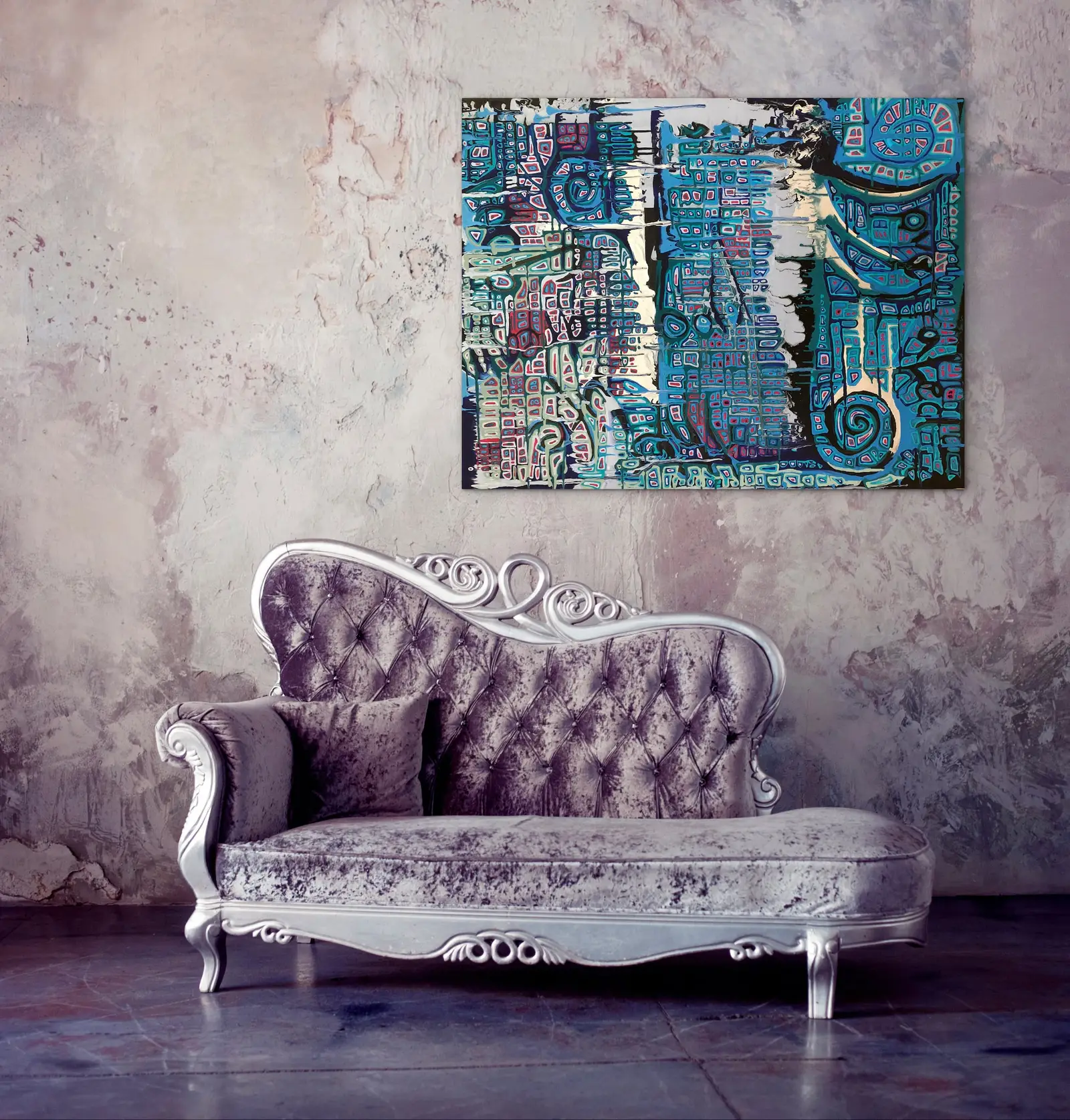 Barockes Sofa mit weißem Rahmen und violettem Samtstoff unter buntem abstraktem Gemälde mit blauen und roten Elementen