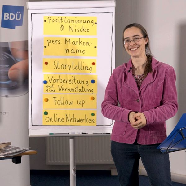 Ricarda Colditz hält Vortrag vor Flipchart mit Marketing-Tipps in Jena 2023