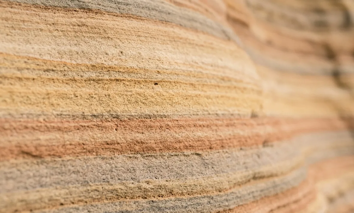 Sedimentschichten in Erdtönen, Metapher für Tiefenarbeit und Yager-Methode