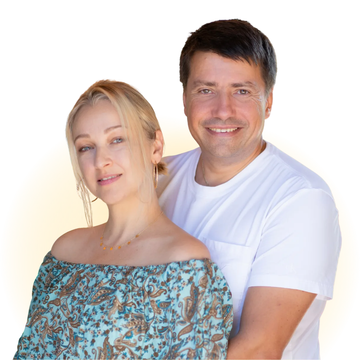Portrait eines Paares: blonde Frau mit Halskette und braunhaariger Mann in Hellblau