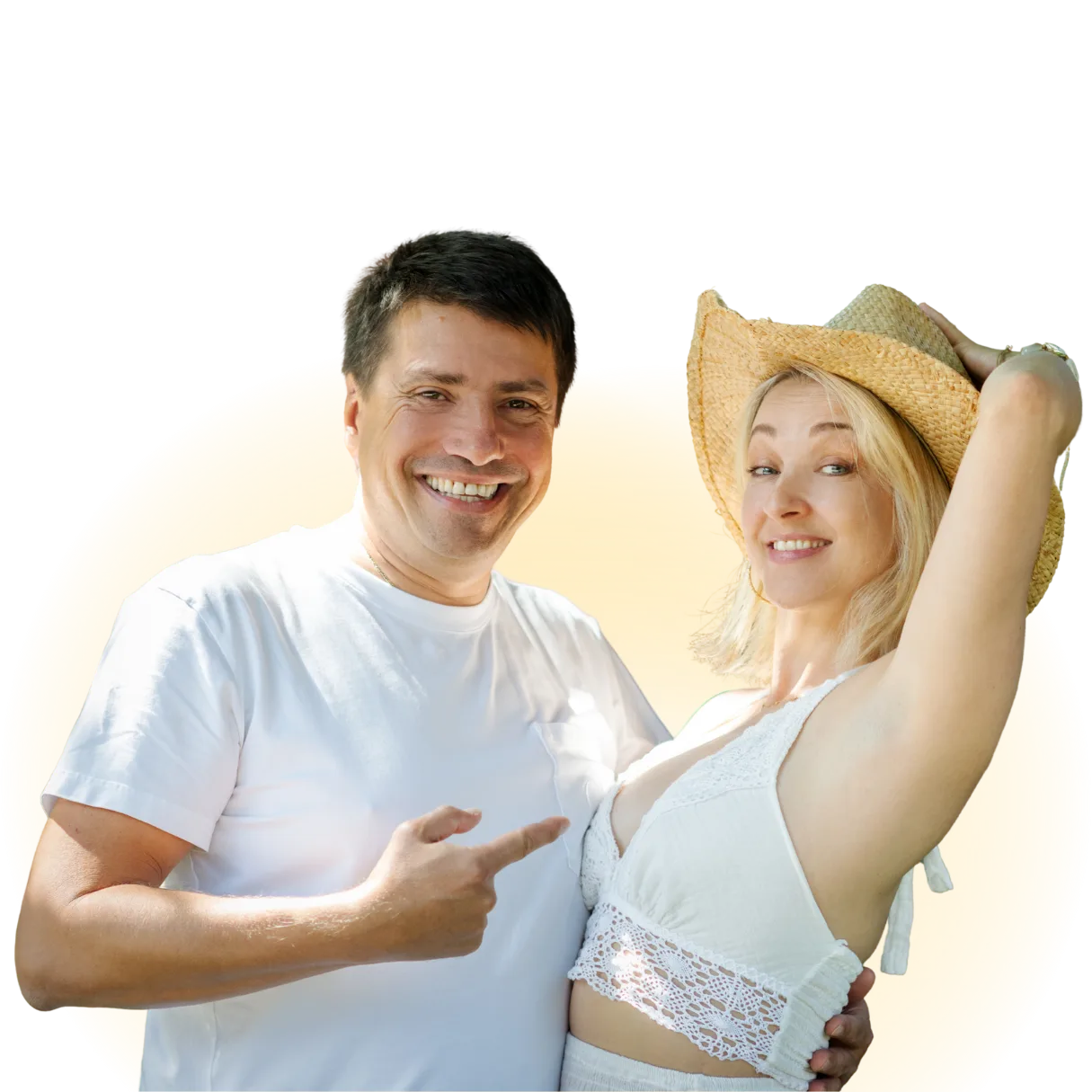 Portrait eines Paares: blonde Frau und braunhaariger Mann in weißer Kleidung
