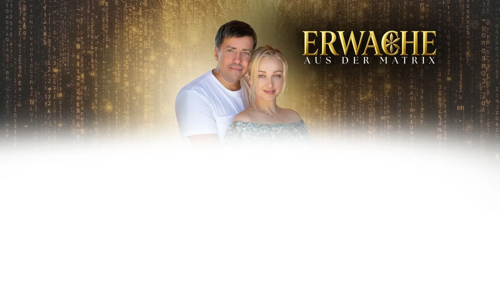 Junger Mann und blonde Frau vor Matrix-Code Hintergrund, goldenes Licht, Text Erwache aus der Matrix