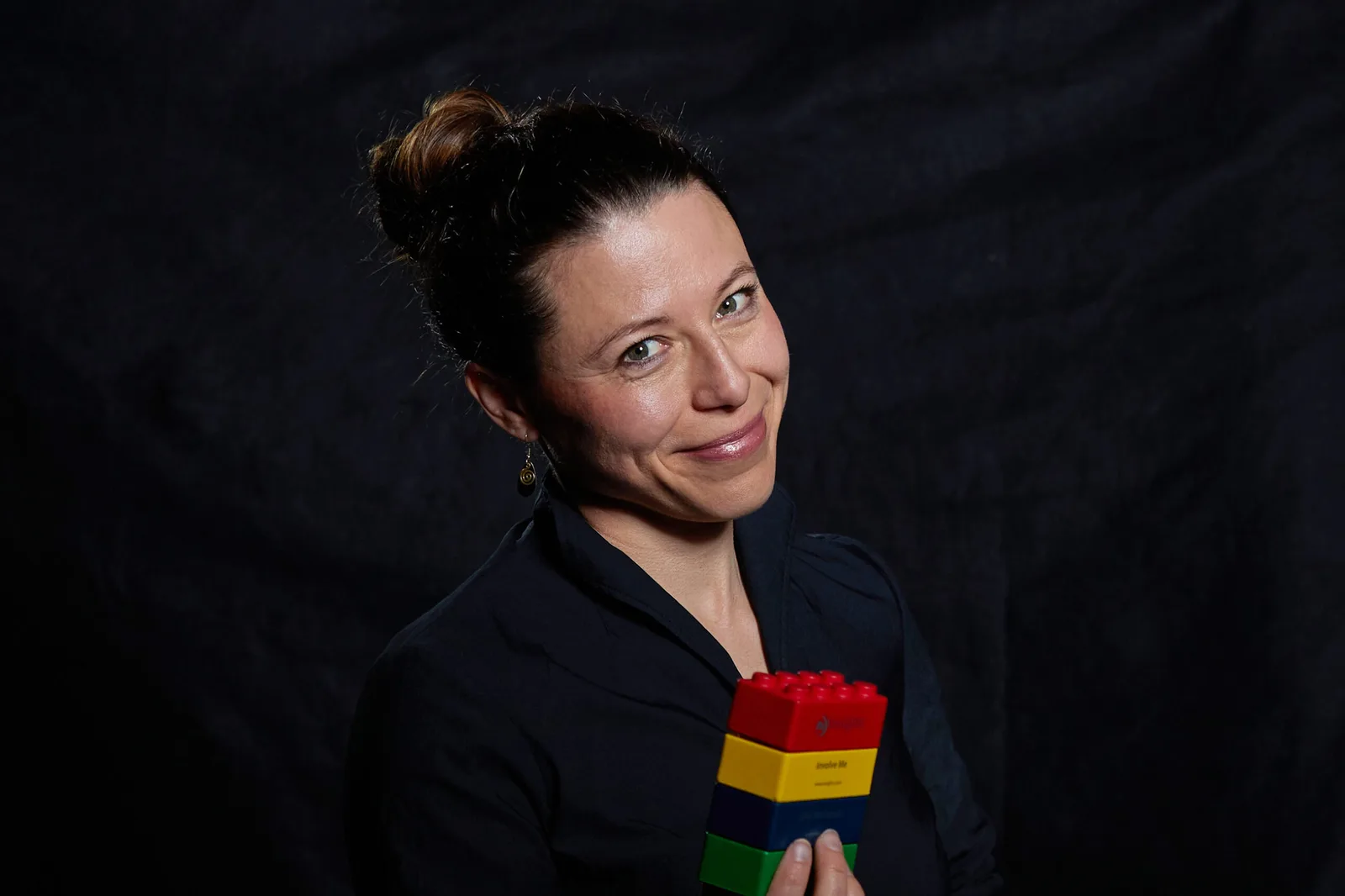 Nicole Starrmann mit farbigem Insights Discovery Bausatz in rot, gelb, blau und grün