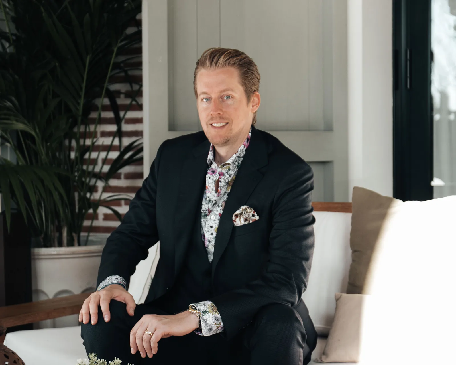 Porträt-Foto von Daniel Weinstock, Autor von Instant Change, sitzend im eleganten schwarzen Blazer mit gemustertem Hemd
