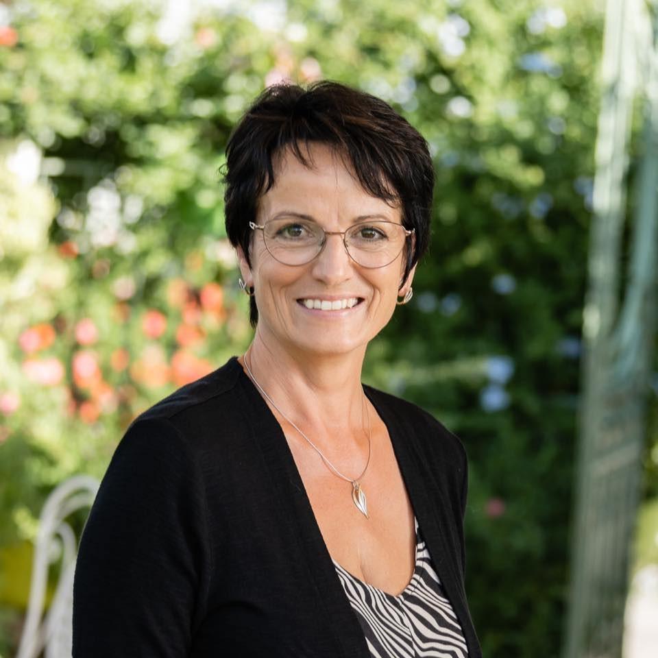 Dr. Claudia Nichterl, Autorin des Kurses Integrative Ernährung AUFTAKT, Portrait vor Gartenkulisse