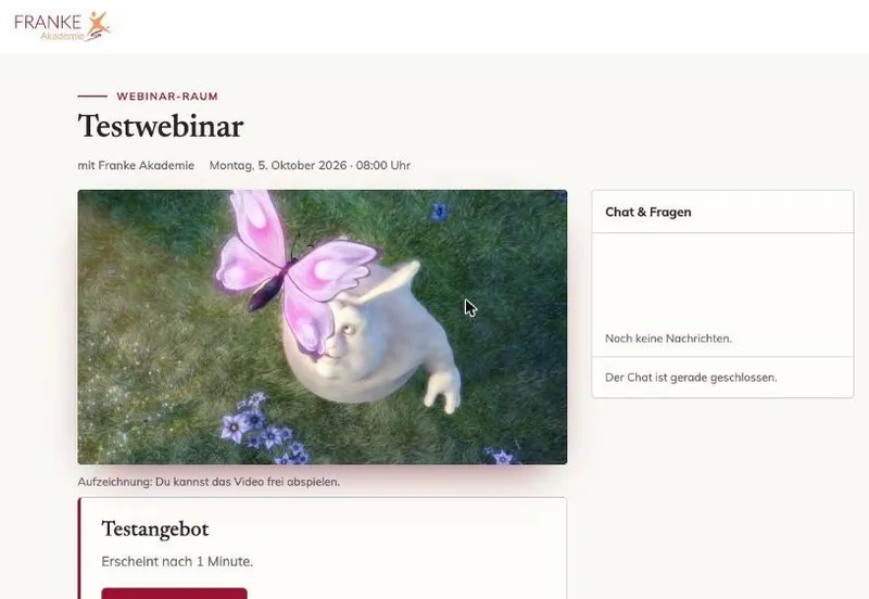 Webinar-Raum mit Video einer animierten Figur mit Schmetterlingsflügeln, Chat-Panel und Testangebot