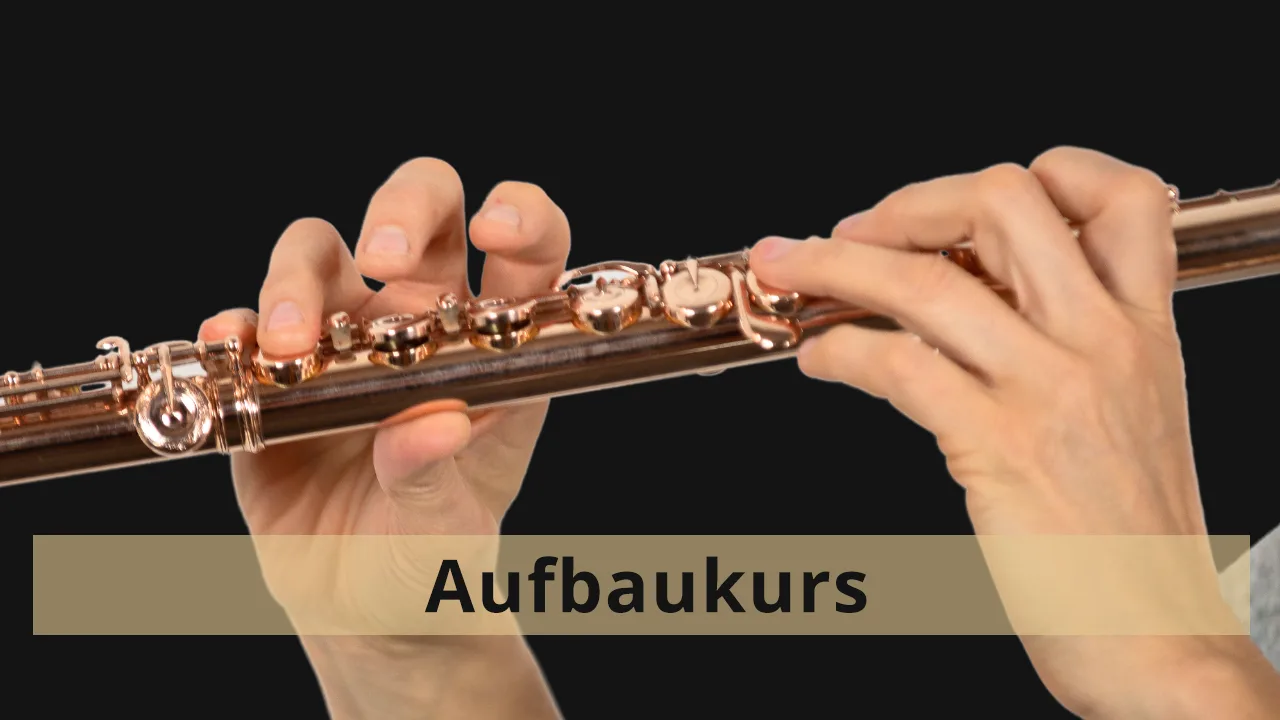 Hände spielen Flöte vor schwarzem Hintergrund mit Text Aufbaukurs