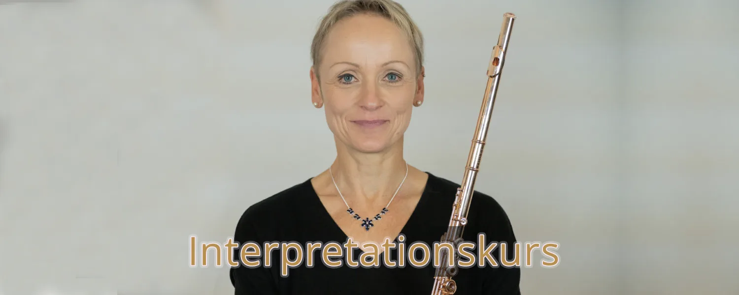 Flötenlehrer Katja Reinbold mit Flöte vor grauem Hintergrund, Text Interpretationskurs