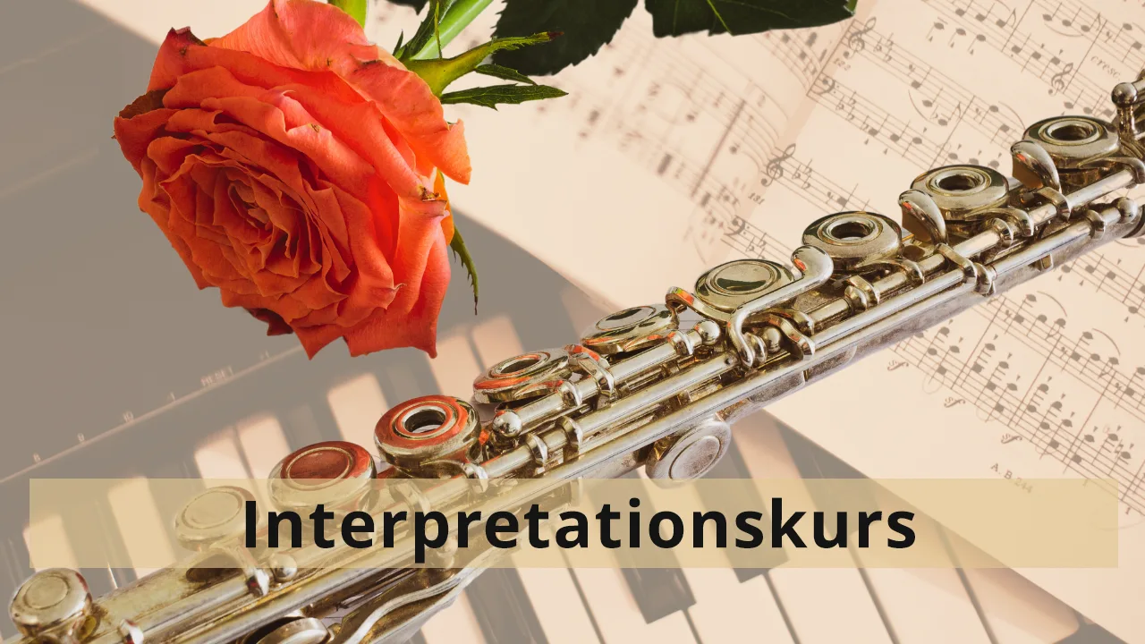 Flöte mit roten Rosen und Musiknoten auf Holztisch mit Text Interpretationskurs